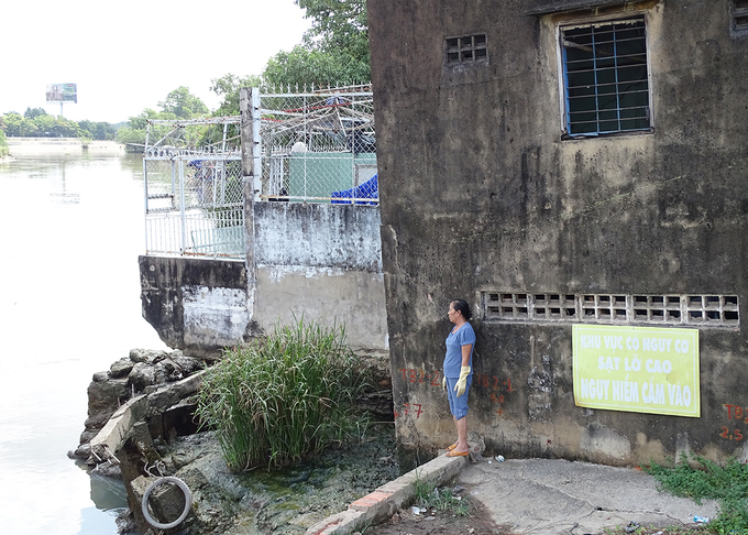 Căn nhà của ông Trung ở vị trí đặc biệt nguy hiểm được chính quyền quận 2 gắn bảng cảnh báo. Ảnh: Hà An.