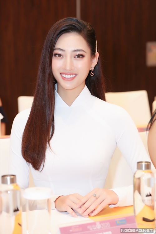 Hoa hậu Thế giới Việt Nam 2019 Lương Thùy Linh khoe nhan sắc rạng rỡ. Sau thành tích top 12 Miss World 2019, cô hiện tập trung học tập ở Đại học Ngoại thương Hà Nội.