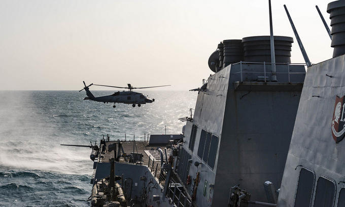 Trực thăng cất cánh từ USS McCampbell trong chuyến vượt eo biển Đài Loan hôm 13/5. Ảnh: US Navy.