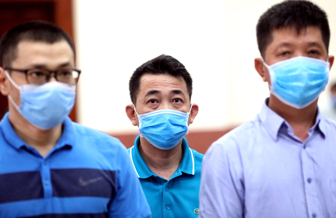 Nguyễn Minh Hùng (giữa) không kháng cáo nhưng được trích xuất đến tòa. Ảnh: Hữu Khoa.