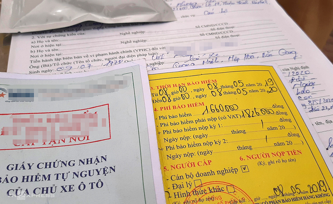 Một tài xế ôtô bị cảnh sát giao thông Bắc Ninh lập biên bản xử phạt, thu giữ lại bảo hiểm đã hết hạn một tuần. Ảnh: Bá Đô