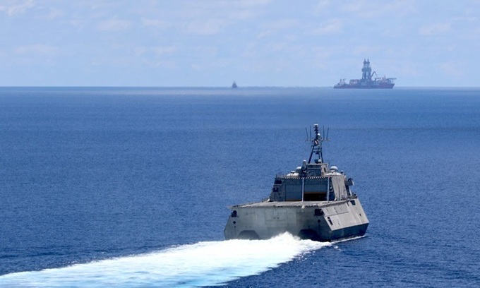 Tàu chiến Montgomery (LCS-8) của Hải quân Mỹ hoạt động gần tàu khoan West Capella của Malaysia trên Biển Đông hôm 7/5. Ảnh: US Navy.