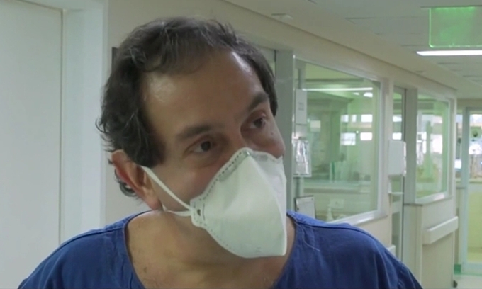 Bác sĩ Jacques Sztajnbok trong khoa ICU, bệnh viện Emilio Ribas. Ảnh: CNN.