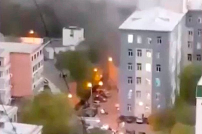 Tòa nhà bị cháy trong Bệnh viện St. George, thành phố St Petersburg, Nga sáng 12/5 - nơi điều trị cho các bệnh nhân Covid-19. Ảnh: Instagram.
