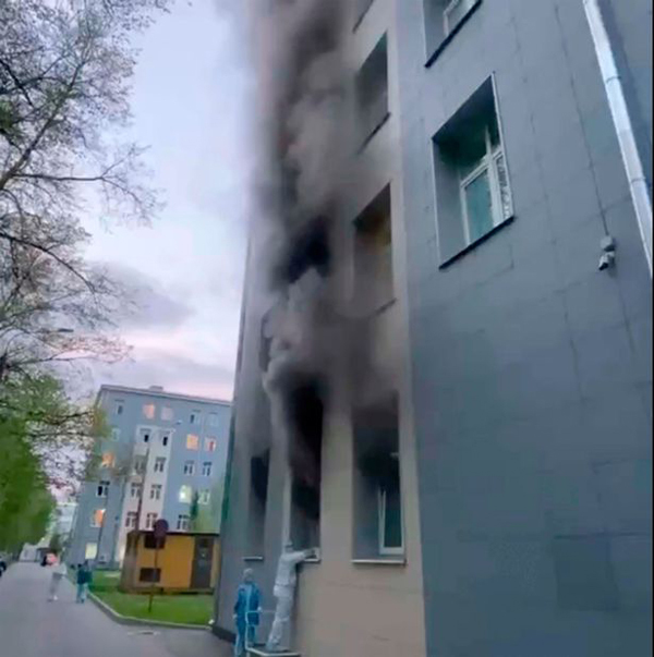 Khói của đám cháy bao phủ cả một tòa nhà trong Bệnh viện St. George, thành phố St Petersburg, Nga sáng 12/5. Ảnh: Instagram.