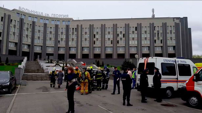 Lực lượng cứu hỏa, cảnh sát có mặt tại bệnh viện St. George, thành phố St Petersburg, Nga, sáng 12/5. Ảnh: Instagram.