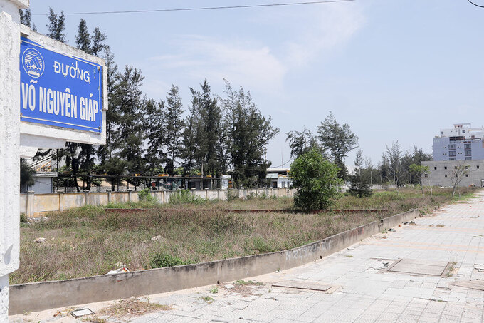Một vệt đất cạnh hàng rào Sân bay quân sự Nước Mặn. Ảnh: Nguyễn Đông.
