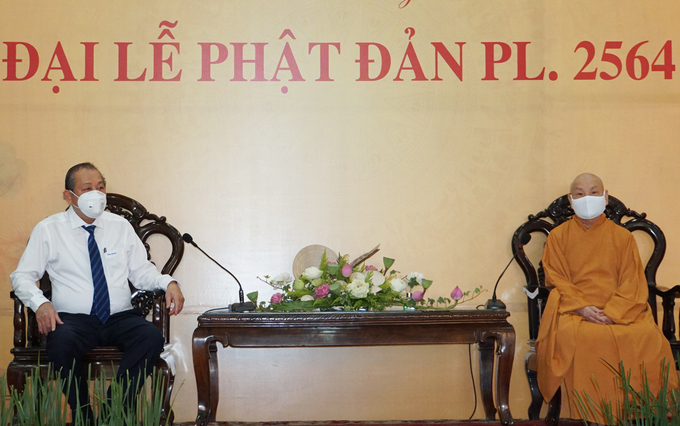 Phó thủ tướng Trương Hoà Bình trong buổi gặp Hoà thượng Thích Thiện Nhơn tại chùa Minh Đạo (quận 3) sáng 3/5. Ảnh: Mạnh Tùng.