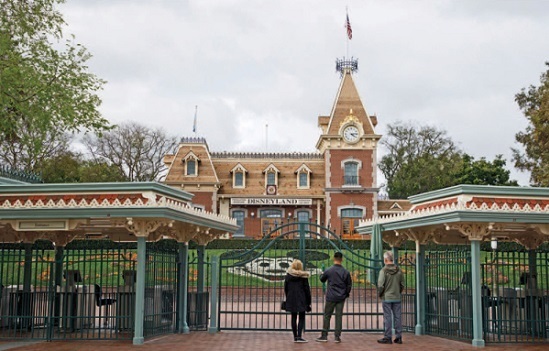 Công viên Disneyland ở Mỹ đóng cửa từ ngày 14/3. Ảnh: EOA-EFE.
