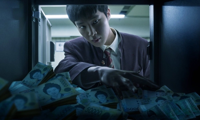 Ji Soo kiếm nhiều tiền bằng việc hành nghề tú ông ở tuổi 17.