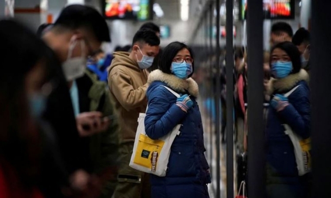 Người dân Trung Quốc đeo khẩu trang tại một nhà ga ở Thượng Hải hôm 23/1. Reuters.