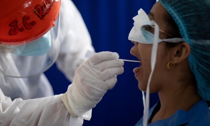 Nhân viên y tế lấy mẫu tại một trạm xét nghiệm ở Manila, Philippines, hôm 15/4. Ảnh: Reuters.