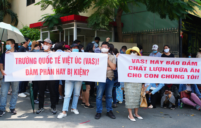 Phụ huynh trường Quốc tế Việt Úc kéo lên trường cơ sở quận 10 phản đối chính sách học phí trưa ngày 14/5. Ảnh: Mạnh Tùng.