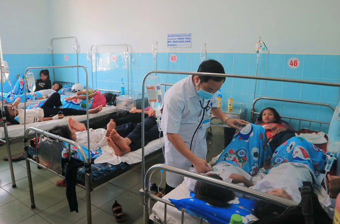 Nhiều học sinh đang được chăm sóc tại Trung tâm y tế huyện Đức Trọng. Ảnh: Khánh Hương.