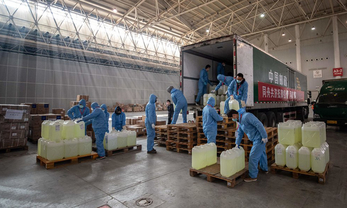 Nhân viên Hội Chữ thập đỏ đang chuyển vật tư y tế tại Vũ Hán, hồi tháng 2. Ảnh: AFP.