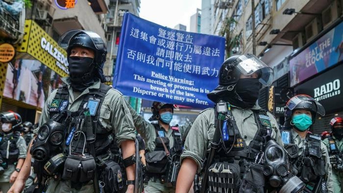 Cảnh sát Hong Kong được huy động để trấn áp người biểu tình phản đối luật an ninh. Ảnh: Bloomberg