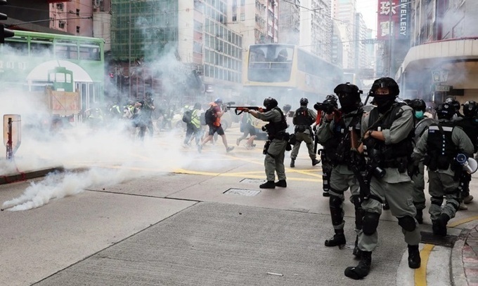Cảnh sát chống bạo động Hong Kong bắn hơi cay vào người biểu tình ngày 24/5. Ảnh: SCMP.
