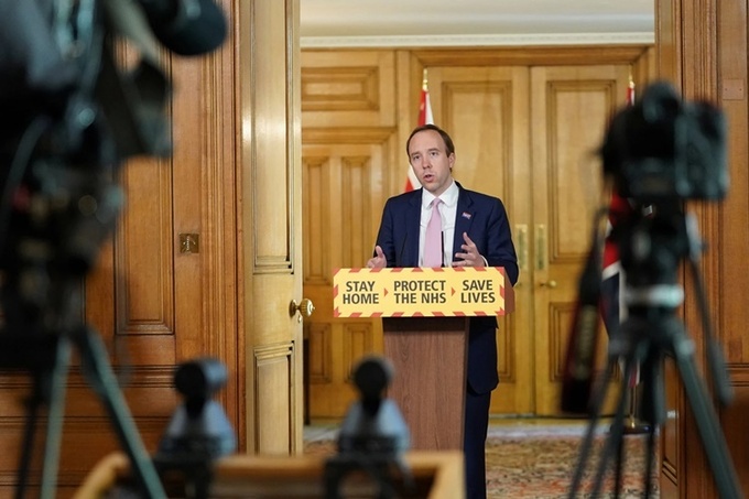 Bộ trưởng Y tế Anh Matt Hancock phát biểu trong họp báo hôm 1/5 sau khi chính phủ đạt mục tiêu xét nghiệm nCoV 100.000 ca mỗi ngày. Ảnh: Reuters.