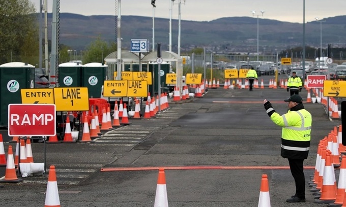 Điểm xét nghiệm nCoV tại sân bay Glassgow, Anh, một ngày cuối tháng 4. Ảnh: AFP.
