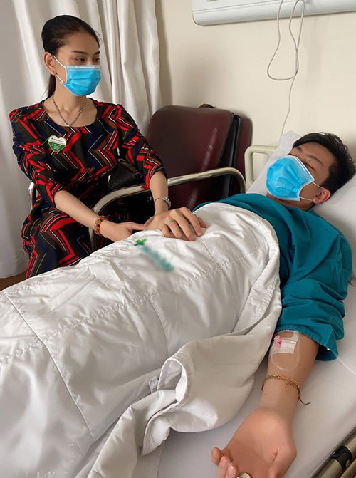 Lâm Khánh Chi đưa chồng trẻ vào viện làm phẫu thuật cắt khối u mỡ.