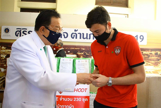 Văn Lâm cùng CLB Muangthong United trao khẩu trang ủng hộ bệnh viện Siriraj hôm 13/5. Ảnh: MTU.