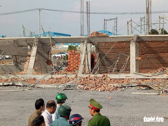 10 người chết, nhiều người bị chôn vùi do sập tường đang xây ở Đồng Nai - Ảnh 3.