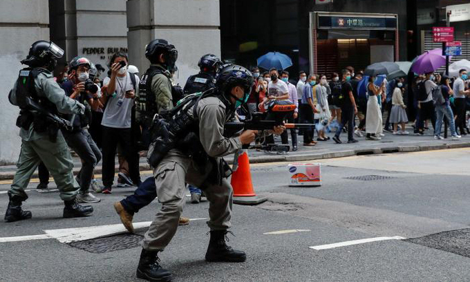 Cảnh sát chống bạo động kiểm soát biểu tình tại Hong Kong hôm 27/5. Ảnh: Reuters.