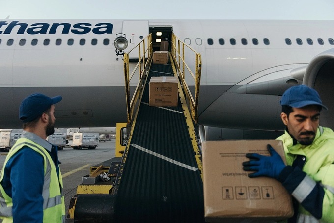 Hàng hóa được vẩn chuyển ra khỏi cabin chở khách của máy bay Lufthansa. Ảnh: NYT
