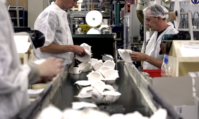 Nhân viên tại nhà máy sản xuất khẩu trang ở Plaintel năm 2005. Ảnh: AFP.