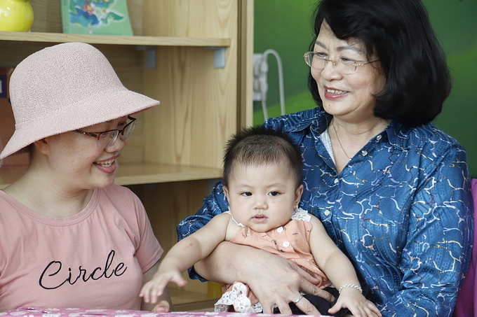 Phó chủ tịch nước Đặng Thị Ngọc Thịnh thăm mẹ con bệnh nhân ung thư tại Bệnh viện K, sáng 29/5. Ảnh: Thái Hà.