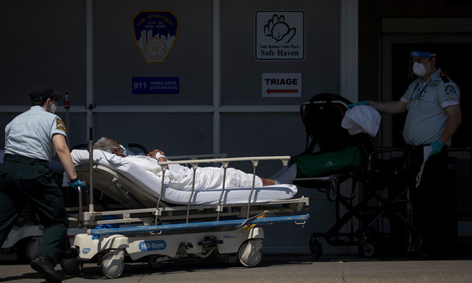 Bệnh nhân Covid-19 được chuyển tới bệnh viện ở Brooklyn, New York, hôm 2/5. Ảnh: NYTimes.