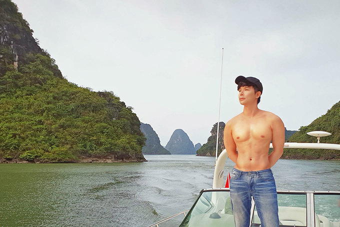 Nathan Lee đánh giá phong cảnh vịnh Hạ Long thơ mộng, đẹp không kém các danh thắng nổi tiếng thế giới.
