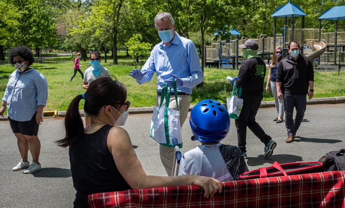 Thị trưởng New York Bill de Blasio đi phát khẩu trang hôm 16/5. Ảnh: NY Times.