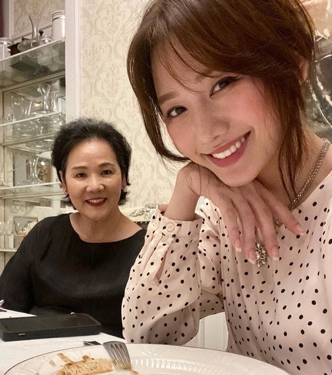Hari Won đưa mẹ - bà Lee Sook Hee - ăn tối mừng ngày kỷ niệm. Mẹ ca sĩ hiện sống tại Việt Nam. Cô thường khoe ảnh mẹ, bày tỏ tình cảm trong những dịp đặc biệt.