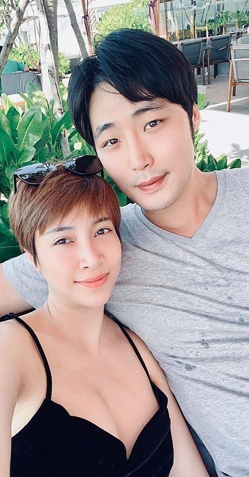 Ca sĩ Pha Lê và bạn trai người Hàn Quốc.