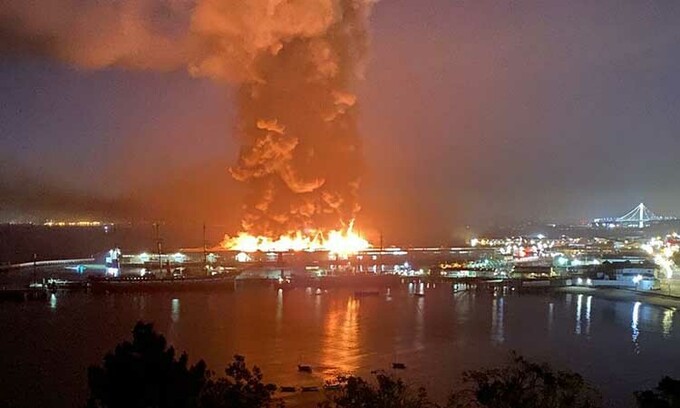 Hiện trường vụ hỏa hoạn tại bến tàu Pier 45 ở San Francisco, Mỹ, hôm nay. Ảnh: CNN.