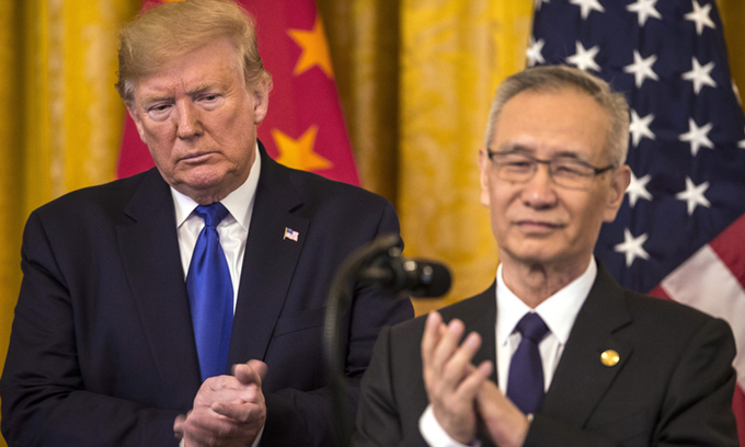 Tổng thống Donald Trump và Phó thủ tướng Trung Quốc Lưu Hạc (phải) tại thủ đô Washington, Mỹ, hôm 15/1. Ảnh: Bloomberg.