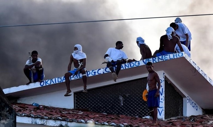 Các phạm nhân leo lên nóc nhà tù Alcacuz ở Natal, bang  Rio Grande do Norte, Brazil, trong một cuộc bạo loạn hồi tháng 1/2017. Ảnh: Reuters.