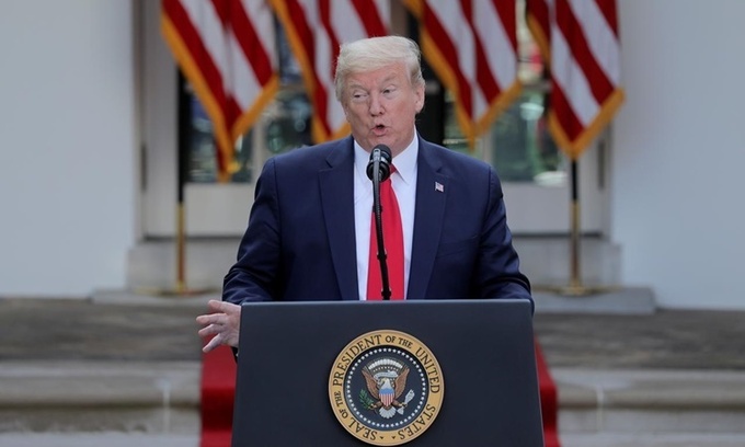 Tổng thống Mỹ Donald Trump phát biểu tại một cuộc họp báo về Covid-19 ở Vườn Hồng, Nhà Trắng ngày 27/4. Ảnh: Reuters.