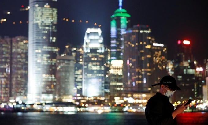 Những tòa nhà chọc trời ở đặc khu Hong Kong sáng đèn về đêm. Ảnh: Reuters.