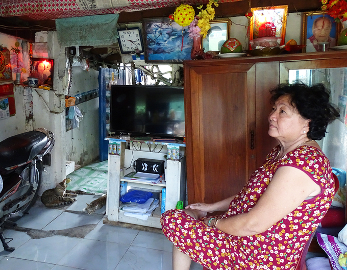 Sạt lở khiến ngôi nhà của bà Phan Thị Kim Lan nứt nẻ, hai lần phải nâng nền cao 1,5 m. Ảnh: Hà An.