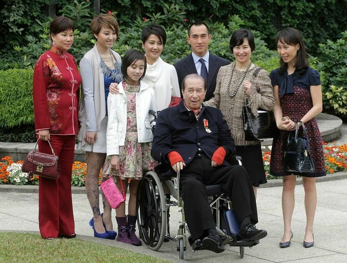 Stanley Ho cùng một số thành viên trong gia đình. Ảnh: AP