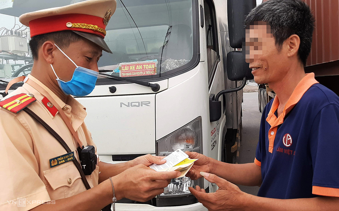 Tài xế xe tải bị dừng kiểm tra giấy tờ trên quốc lộ 17 sáng 19/5. Ảnh: Bá Đô