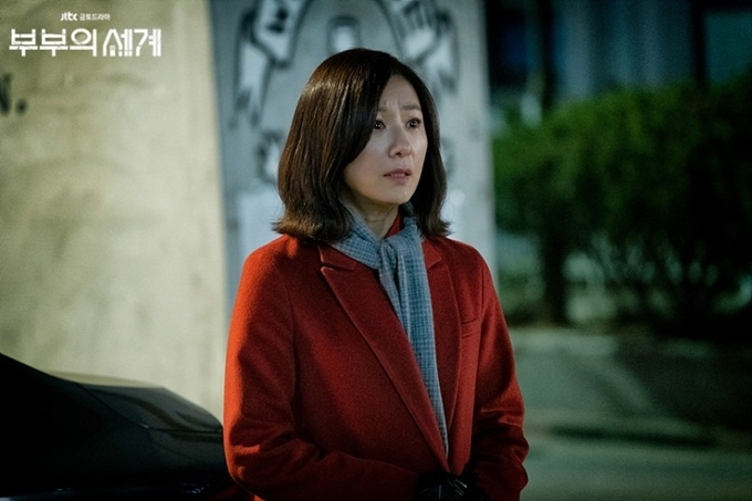 Kim Hee Ae đóng vai chính Sun Woo trong Thế giới hôn nhân. 