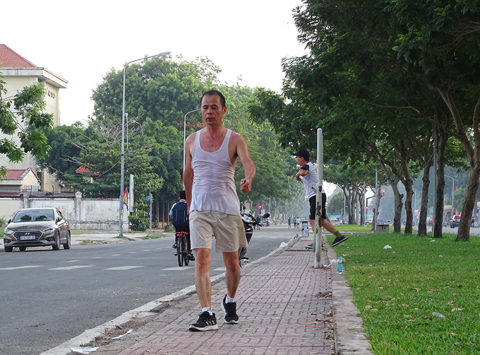 Do thiếu công viên nên người dân phường Bình Hưng Hòa B, quận Bình Tân phải tập thể dục trên vỉa hè. Ảnh: Hà An.