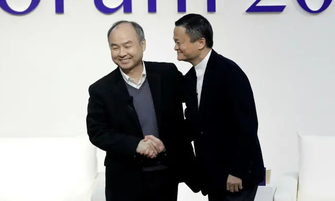 Tỷ phú Trung Quốc Jack Ma (phải) và tỷ phú Nhật Bản Masayoshi Son có mối quan hệ thân thiết trong hơn hai thập kỷ. Ảnh: Bloomberg. 