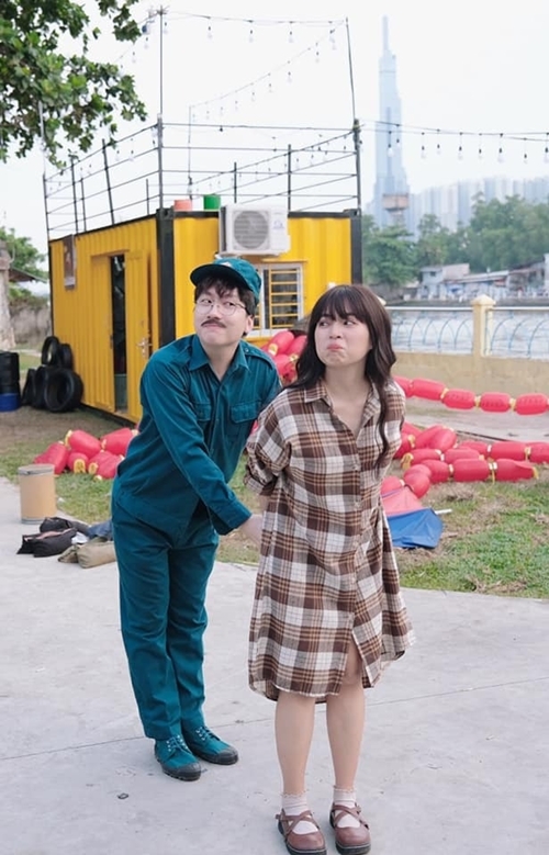Phát La và Khánh Vân đùa nghịch ở hậu trường phim Xin chào papa. 