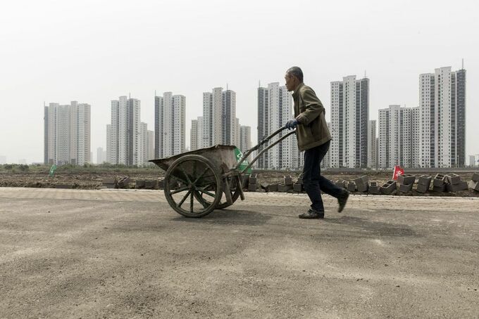 Công nhân tại một công trường xây dựng ở Ninh Ba (Trung Quốc). Ảnh: Bloomberg