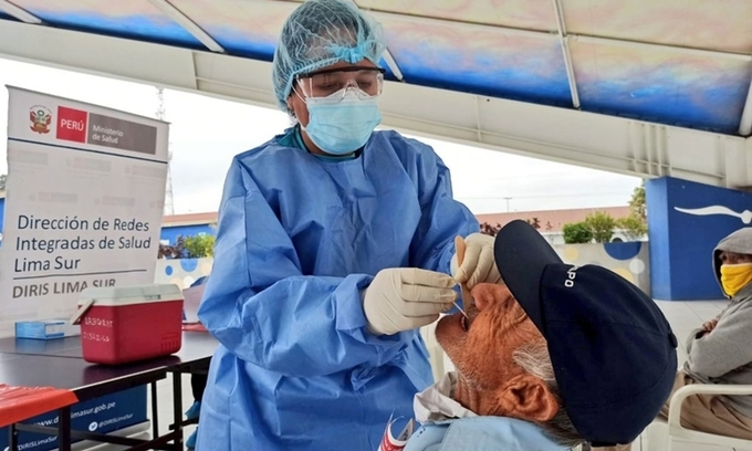 Nhân viên y tế lấy mẫu bệnh phẩm ở Lima, Peru ngày 15/6. Ảnh: Reuters.
