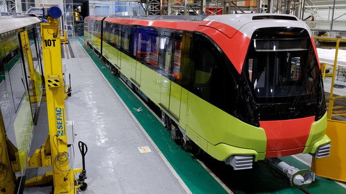 Đoàn tàu tuyến Metro Nhổn - ga Hà Nội được căn chỉnh trong nhà máy ở Pháp. Ảnh: MRB